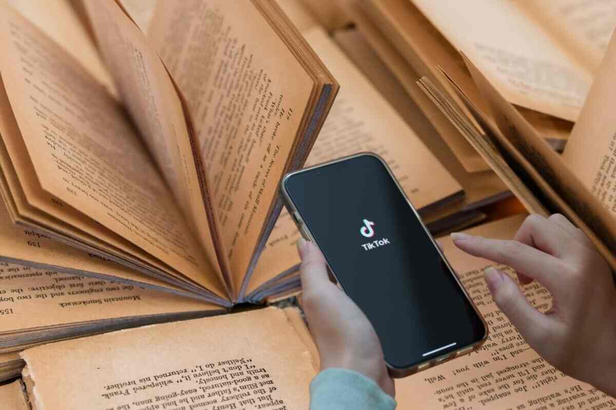 BookTok, quando i libri diventano tendenza: i 10 titoli più amati sui  social - MIUR Radio Network